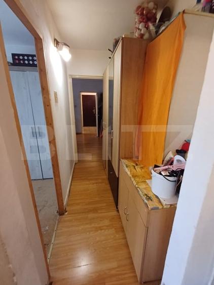 Apartament cu 3 camere semidecomandat, mobilat în Est