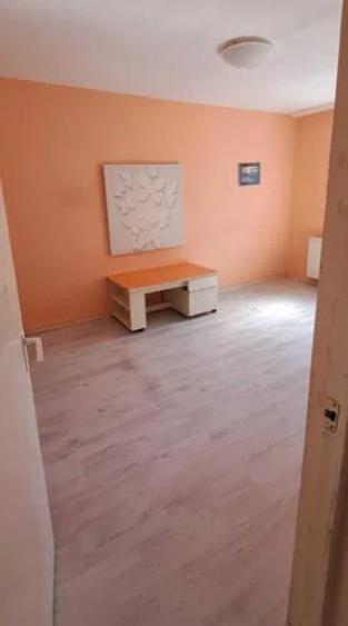 Apartament cu 3 camere decomandat în Astra