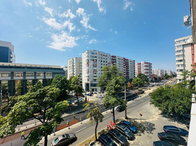 Apartament cu 3 camere semidecomandat, mobilat în Victoriei