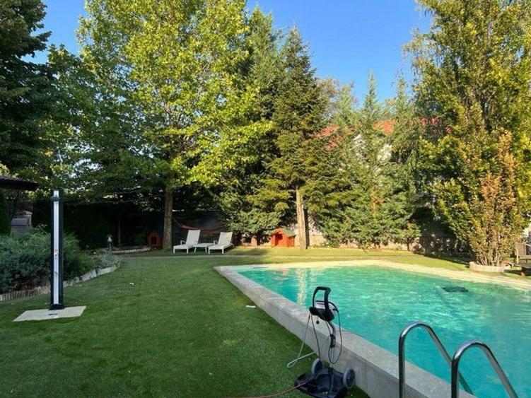 Casă individuală cu 7 camere cu Teren 1576 Mp în Snagov