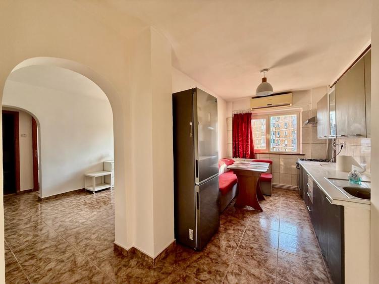 Apartament cu 4 camere semidecomandat în Tineretului