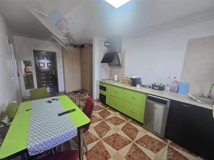 Apartament cu 3 camere decomandat, mobilat în Central