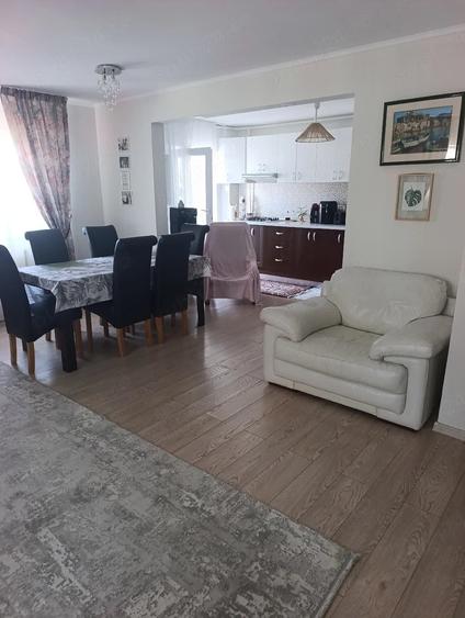 Apartament cu 4 camere decomandat în Dărmănești