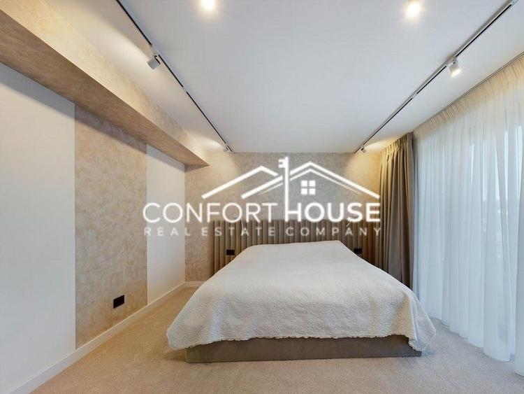 Duplex cu 7 camere cu Piscina în Iancu Nicolae