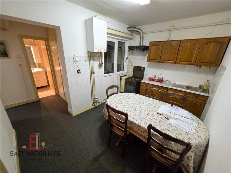 Apartament cu 3 camere decomandat în Cornișa