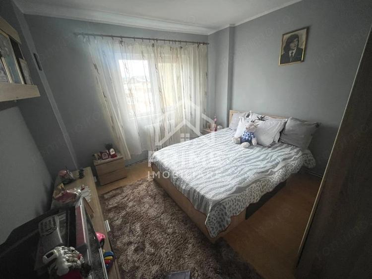 Apartament cu 4 camere decomandat în Cetate