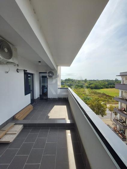 Apartament cu 4 camere semidecomandat în Sisești