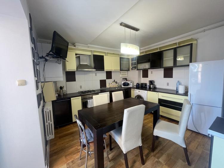 Apartament cu 4 camere semidecomandat, mobilat în Zorilor