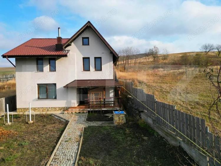 Casă cu 4 camere cu Garaj în Bogonos