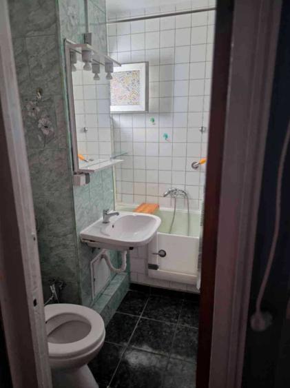 Apartament cu 3 camere semidecomandat în Centrul Civic