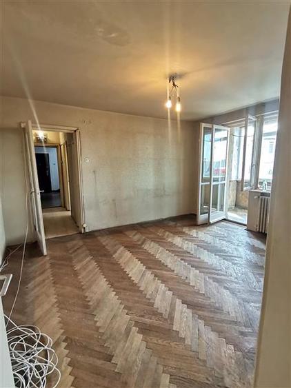 Apartament cu 3 camere semidecomandat în Barbu Văcărescu