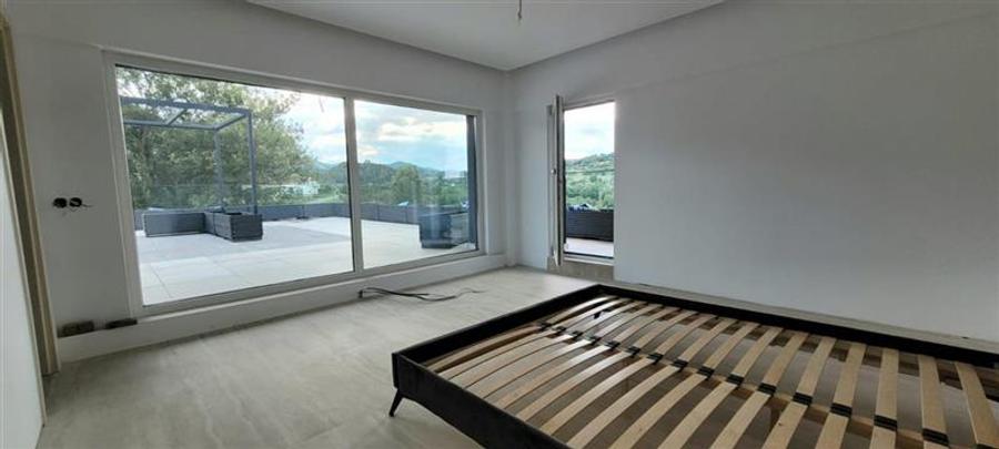 Casă individuală cu 5 camere cu Piscina în Central