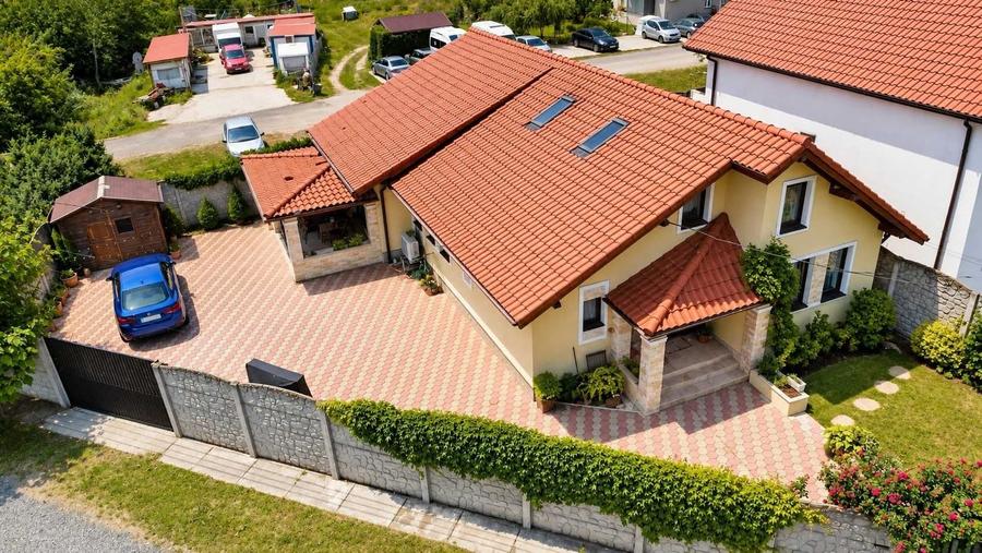 Casă cu 4 camere în Giroc