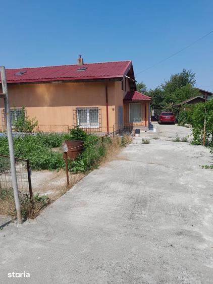 Casă cu 5 camere cu Teren 2100 Mp în Stoenești