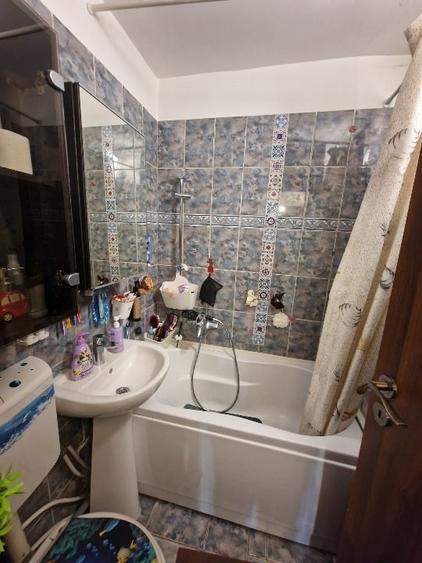 Apartament cu 4 camere semidecomandat, mobilat în Berceni