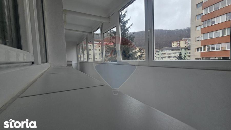Apartament cu 3 camere decomandat, mobilat în Valea Cetății