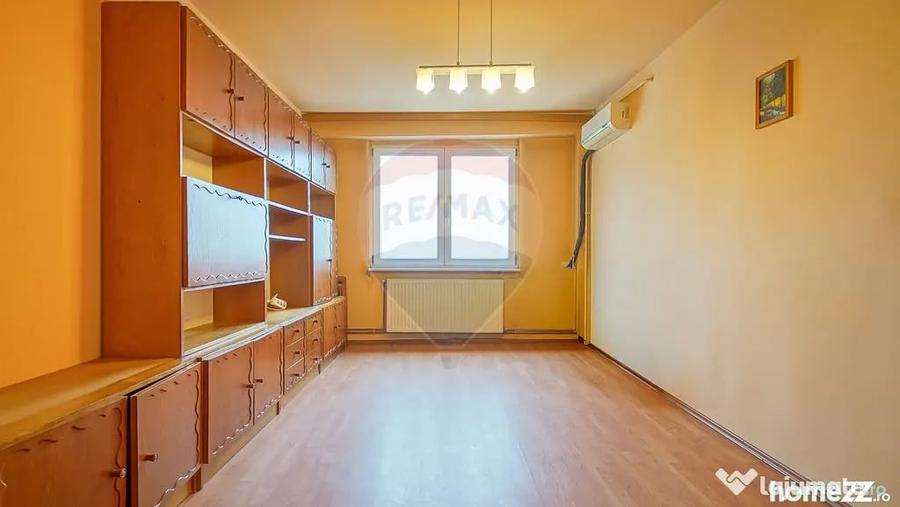 Apartament cu 3 camere decomandat în Astra