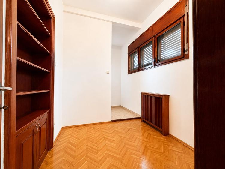 Casă individuală cu 12 camere cu Canalizare în Central