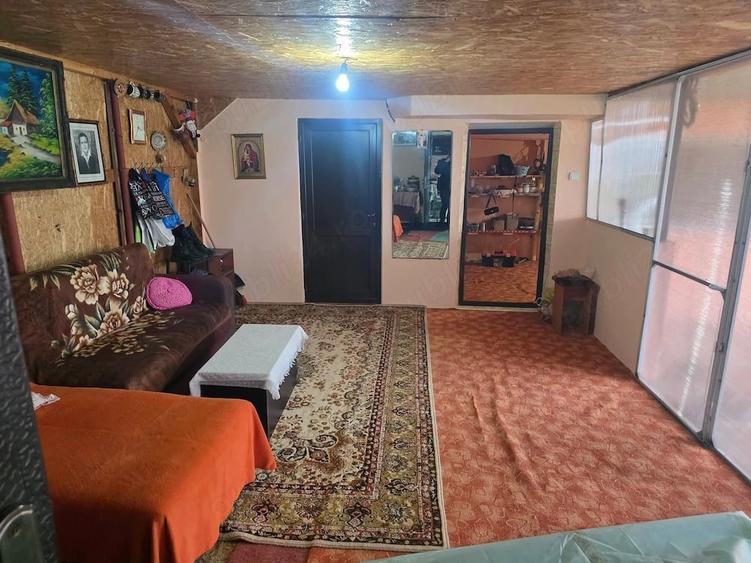 Casă cu 2 camere cu Teren 1000 Mp în Central