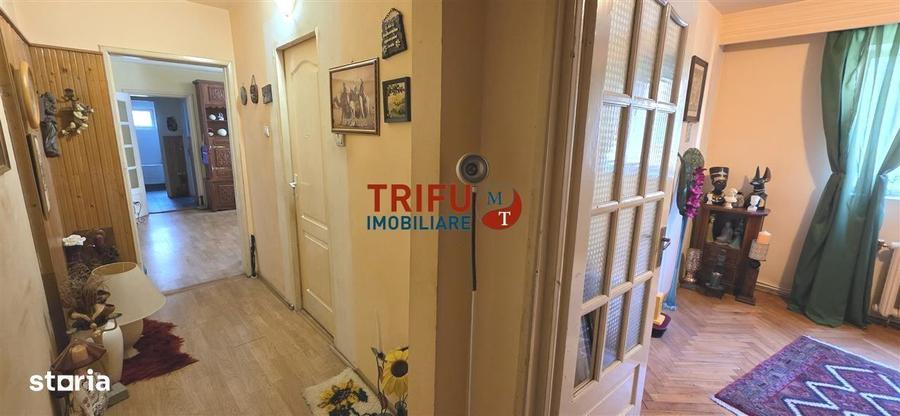 Apartament cu 3 camere semidecomandat în Cetate