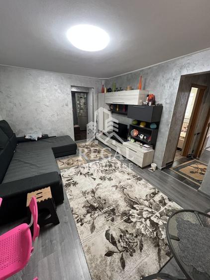 Apartament cu 3 camere semidecomandat, mobilat în Micro 4