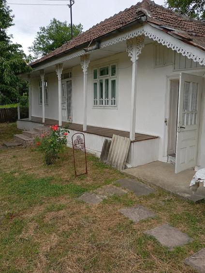 Casă cu 2 camere cu Teren 5000 Mp în Șișcani