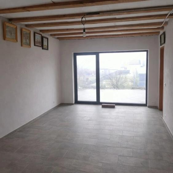Casă cu 5 camere cu Teren 553 Mp în Stupini