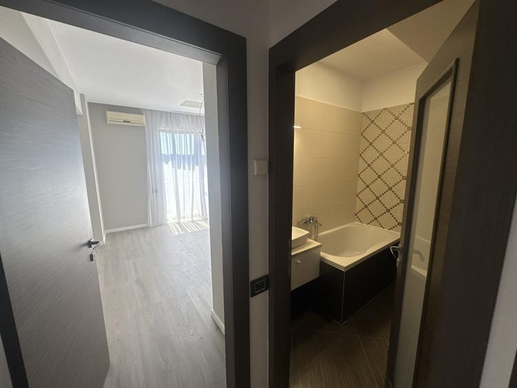 Apartament cu 4 camere decomandat, mobilat în Băneasa