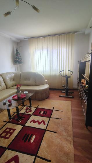 Apartament cu 4 camere decomandat, mobilat în Balada