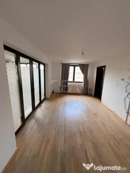 Apartament cu 4 camere semidecomandat în Crângași