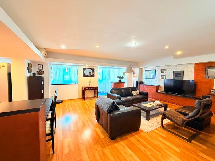 Apartament cu 4 camere decomandat în Nicolina