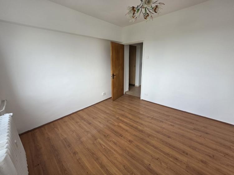 Apartament cu 3 camere decomandat în Zețarilor