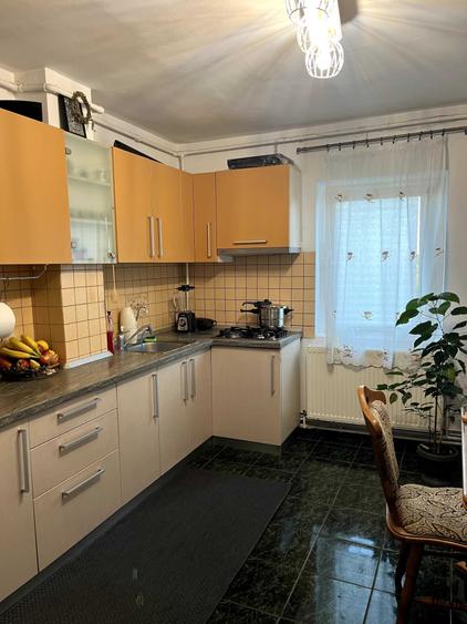Apartament cu 3 camere decomandat în Micro 12