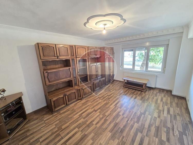 Apartament cu 3 camere decomandat, mobilat în Central