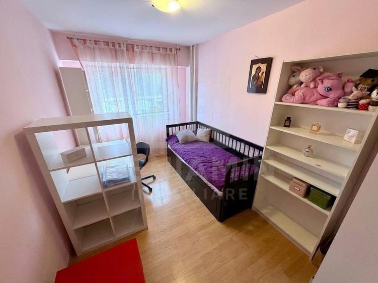 Apartament cu 3 camere decomandat în Calea București