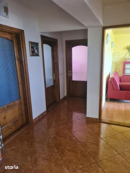 Apartament cu 3 camere, mobilat în Cantemir
