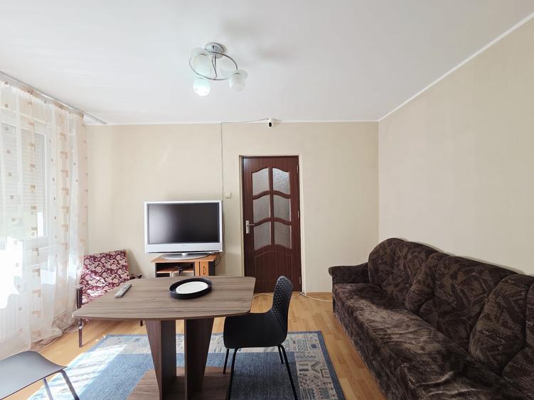 Apartament cu 3 camere semidecomandat în Micro 19