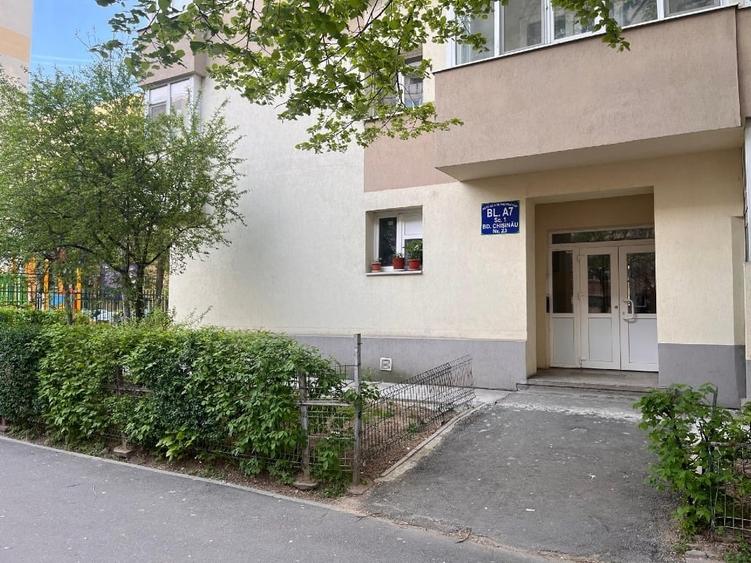 Apartament cu 4 camere semidecomandat în Pantelimon