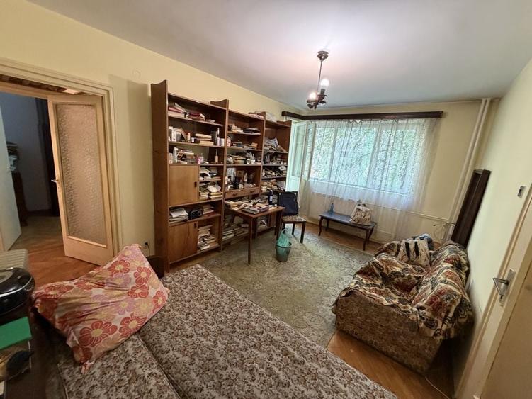 Apartament cu 3 camere semidecomandat în Nerva Traian
