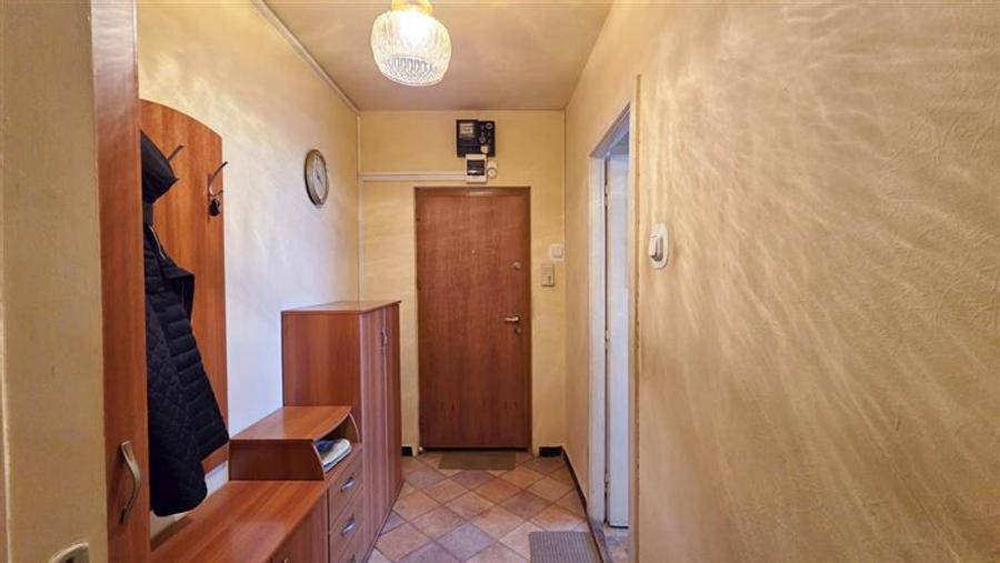 Apartament cu 3 camere semidecomandat în Girocului