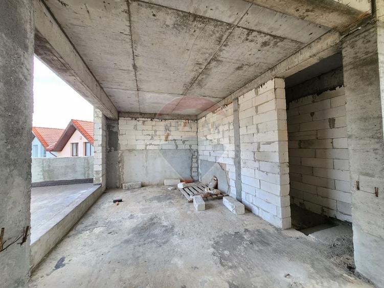 Casă individuală cu 5 camere cu Teren 389 Mp în Aviației
