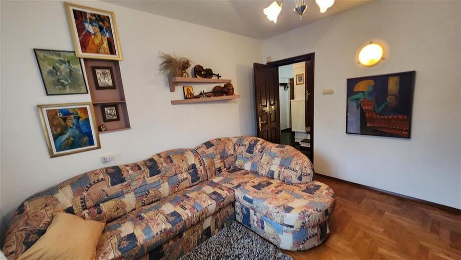 Casă individuală cu 8 camere cu Canalizare în Ultracentral