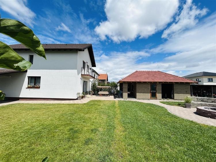 Casă individuală cu 4 camere cu Canalizare în Cristian