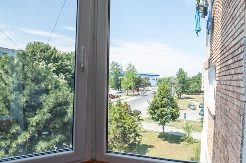 Apartament cu 2 camere, mobilat în Est