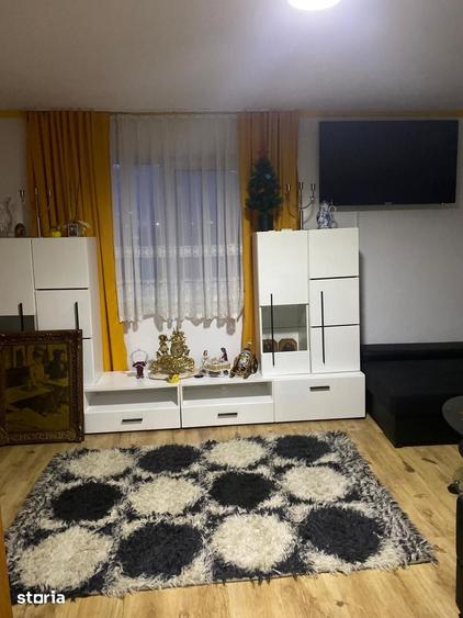 Casă cu 6 camere cu Teren 439 Mp în Petros