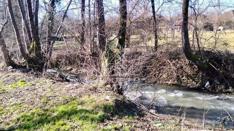 Casă individuală cu 2 camere cu Canalizare în Lazuri