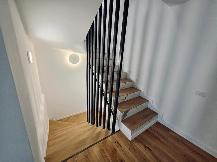Duplex cu 5 camere cu Garaj în Sud