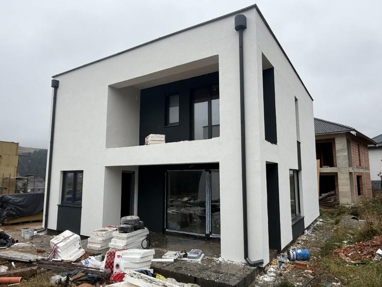 Casă individuală cu 4 camere cu Canalizare în Luna de Sus