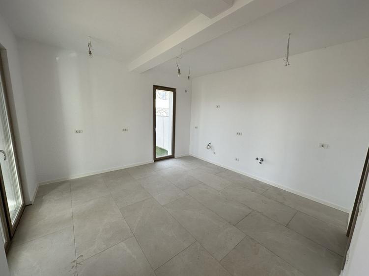 Duplex cu 5 camere cu Canalizare în Exterior Nord