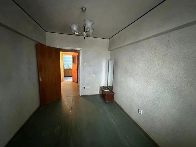 Apartament cu 3 camere decomandat în Drumul Taberei